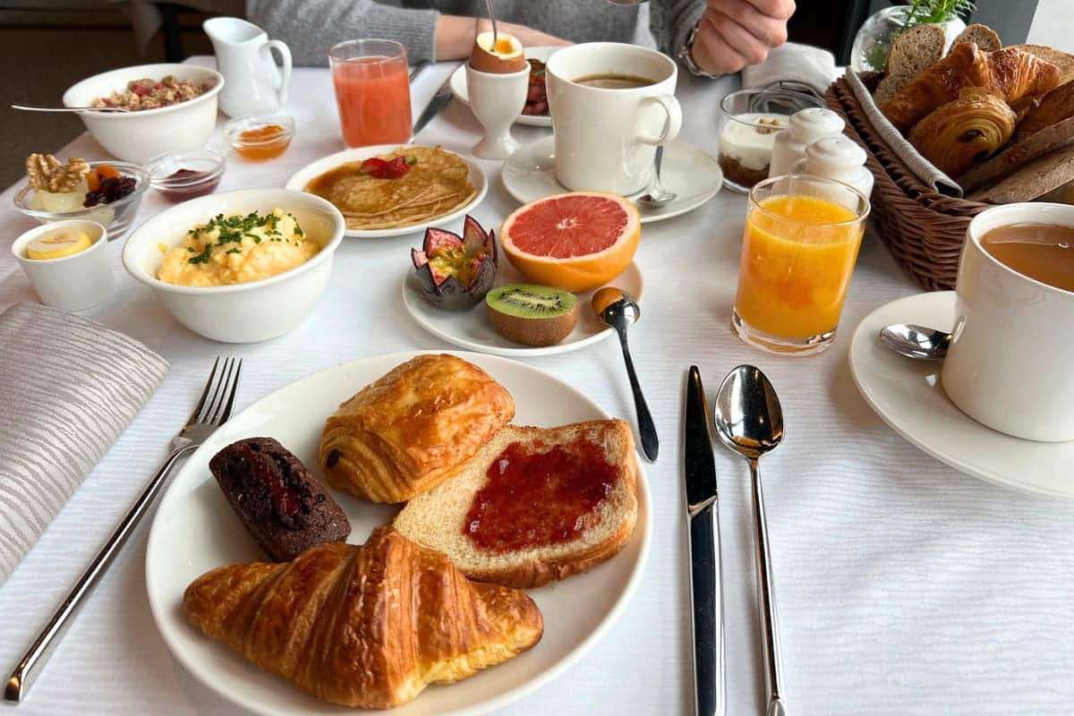 Petit déjeuner copieux à l'hôtel le nouveau monde