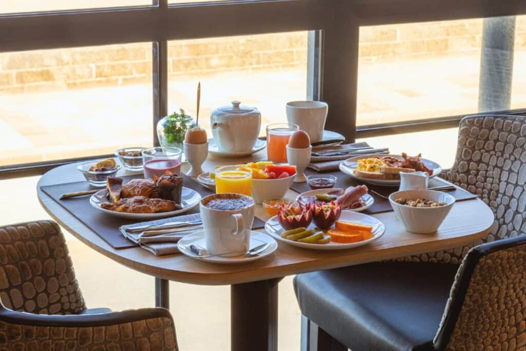Petit déjeuner vue mer