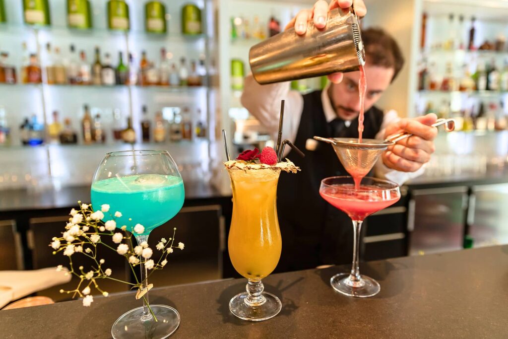 Barman mixologuen spécialiste des cocktails