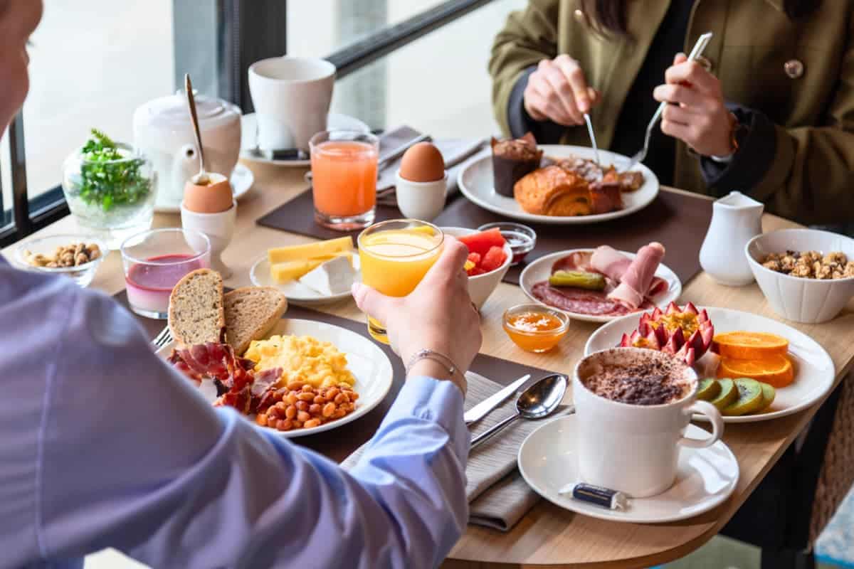 petit dejeuner face à la mer à saint-malo