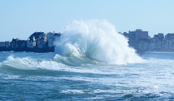 vagues saint-malo